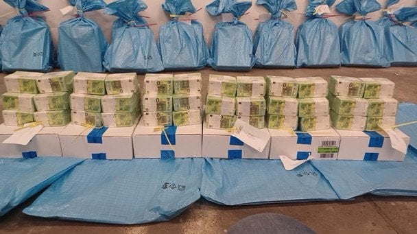 Угорщина показала конфісковані мільйони та золото затриманих українців (фото)