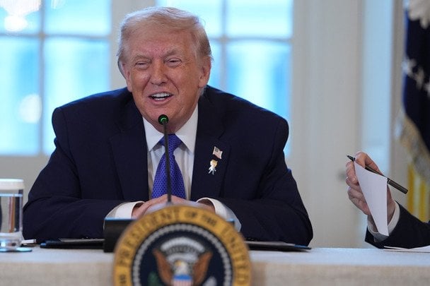 Трамп почав робити друзям та радникам дивний подарунок: “Воно є у всіх хлопців”