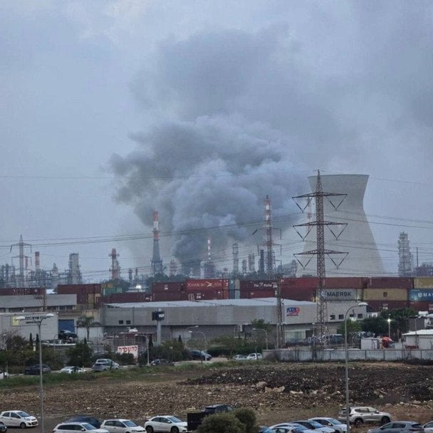 Іран атакував найбільший НПЗ в Ізраїлі: відео пожежі