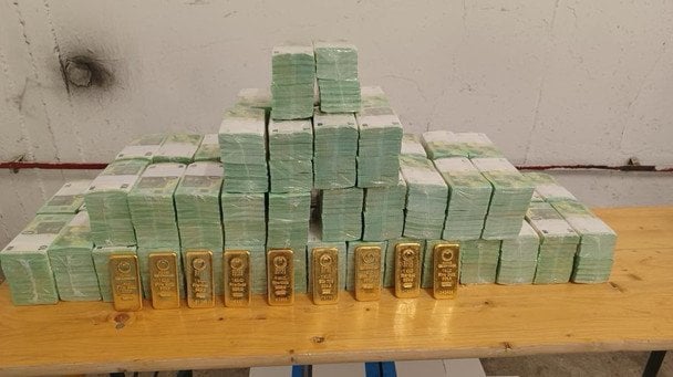 Експертка пояснила, для кого Ощадбанк віз вилучені Угорщиною золоті злитки