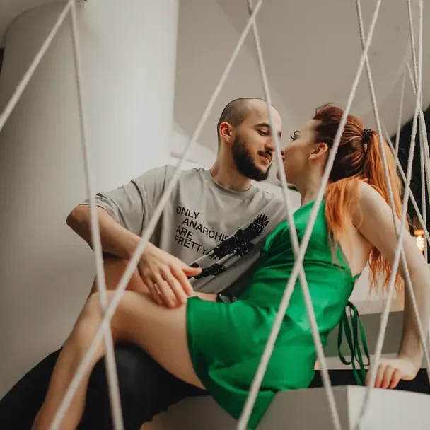 Зірка "Дизель Шоу" Вікторія Булітко пристрасно зацілувала молодшого на 16 років нареченого