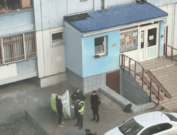 У Києві дівчина випала з вікна