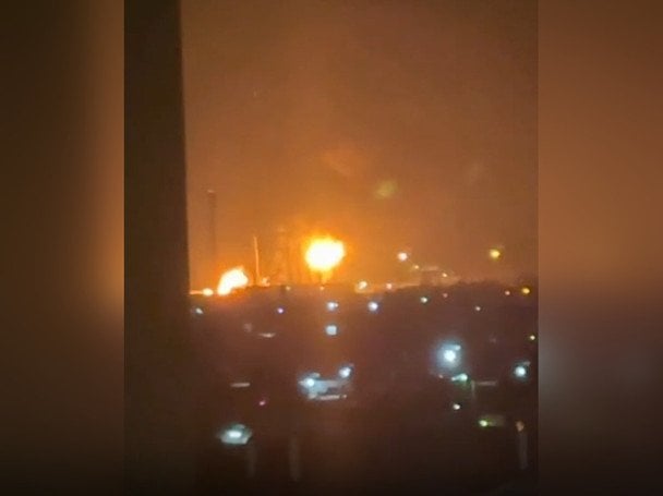 В Краснодарському краї пролунали десятки вибухів: дрони атакували стратегічні об’єкти РФ (відео)