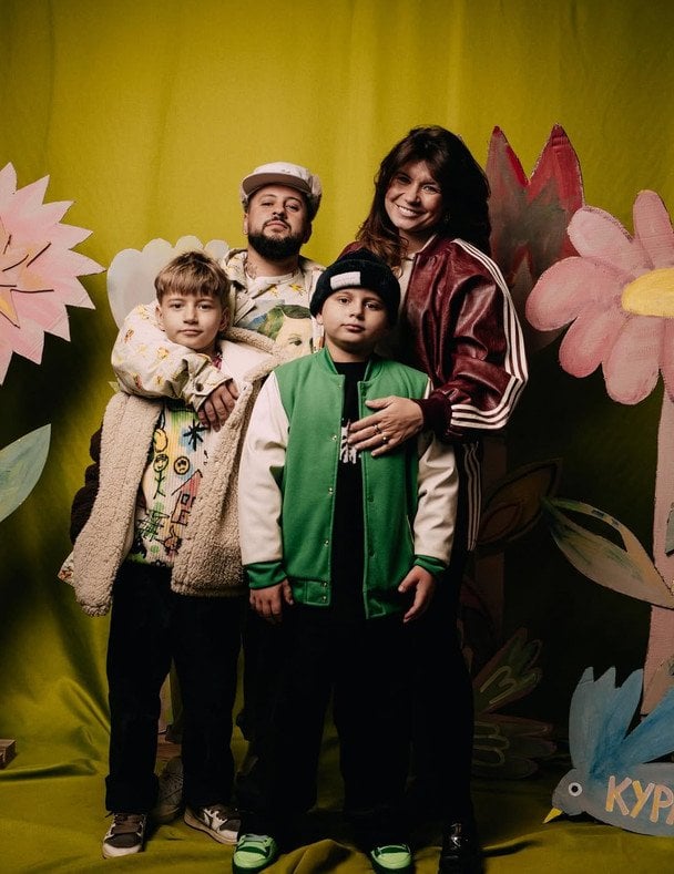 Дружина MONATIK на свіжих фото приголомшила, як їхні сини подорослішали та змінились