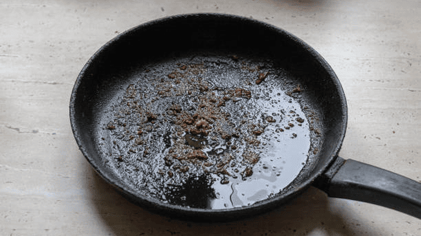 Як почистити сковороду без тертя та особливих зусиль домашніми методами