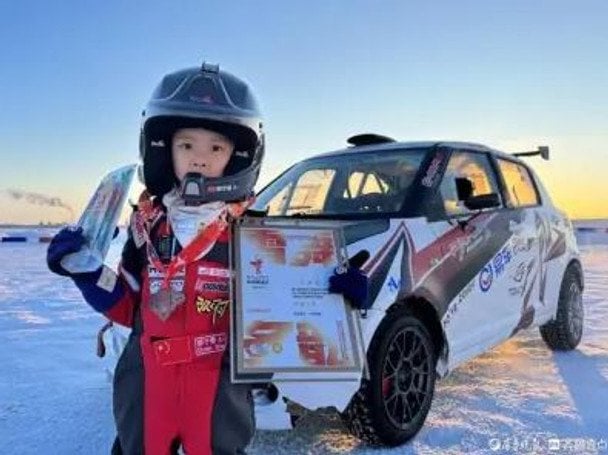 Наймолодший автогонщик у світі отримав ліцензію у 5 років — фото, відео