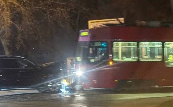 У Львові позашляховик "Мерседес" врізався у трамвай: відео