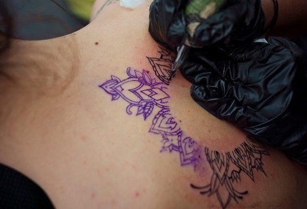 Татуювання можуть спричинити втрату зору: лікарі попередили про ризик