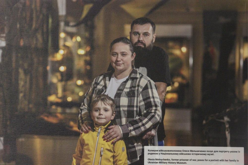 «Оглушлива тиша»: у Вишгороді відкрили фотовиставку про українських військовополонених