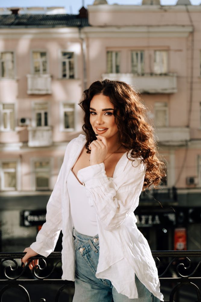 Молода українська співачка ALINAFEELS заспівала про кохання, у якому не потрібно йти на компроміси