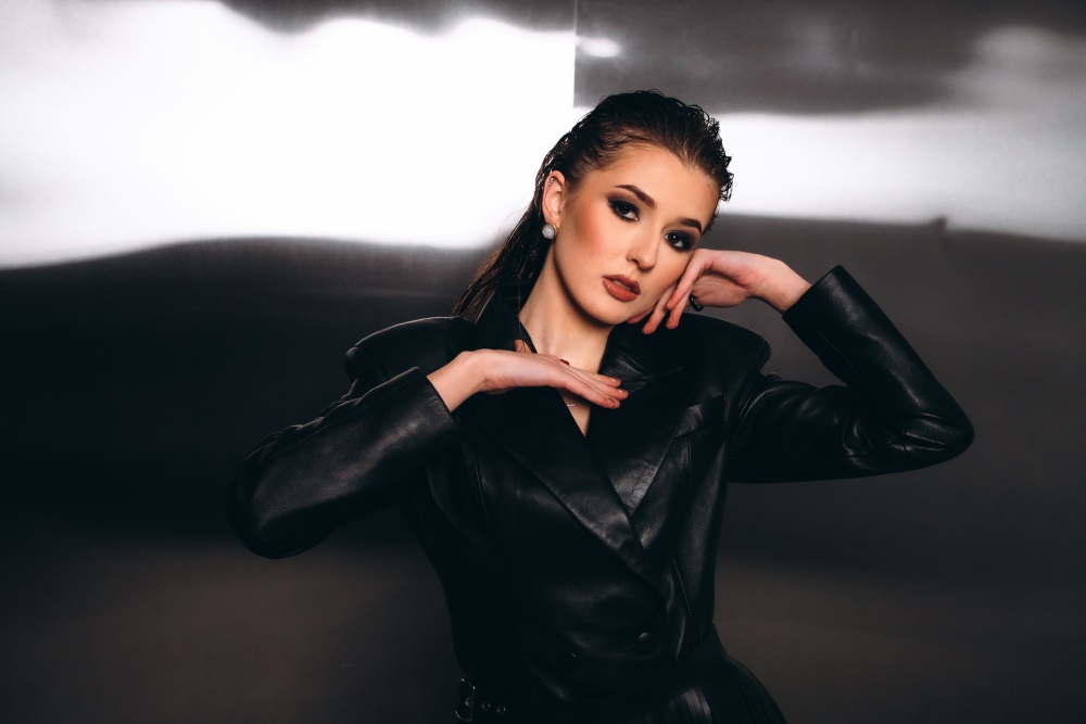 Почуття та справжня хімія: Софія Винник представила кліп на пісню DOTYK