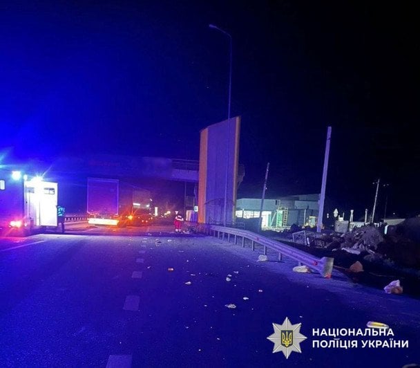 На Київщині водій вантажівки на смерть збив чоловіка на кріслі колісному