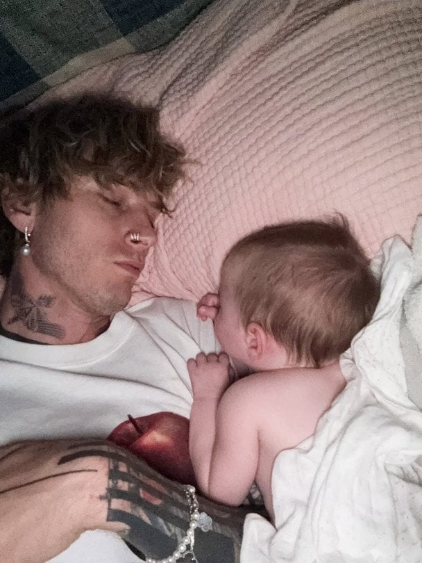 Колишній Меган Фокс замилував рідкісними фото доньки у її перший день народження