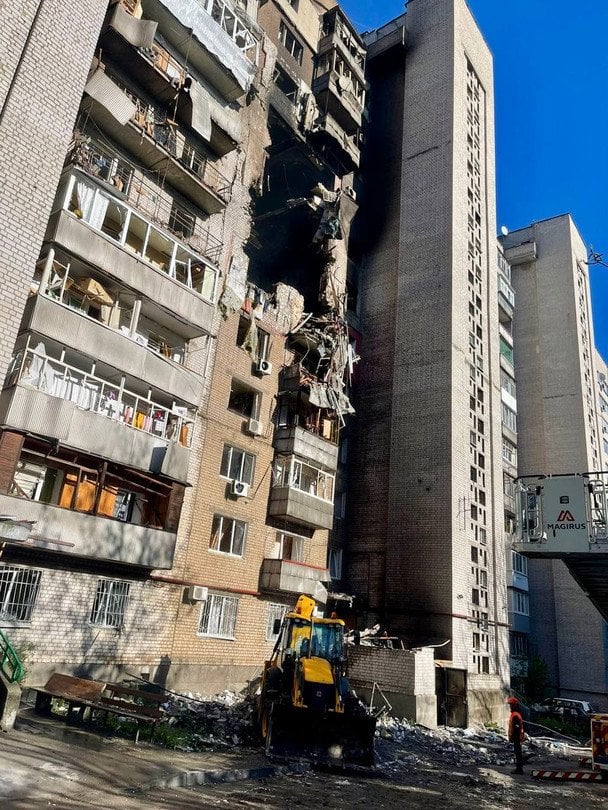 Мати чекає, доки доньку витягнуть з-під завалів: наслідки атаки на Дніпро і що кажуть очевидці