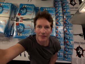 "Ця шапка личить вам набагато більше, ніж попередня". Співак Блант знявся в шапці з тризубом