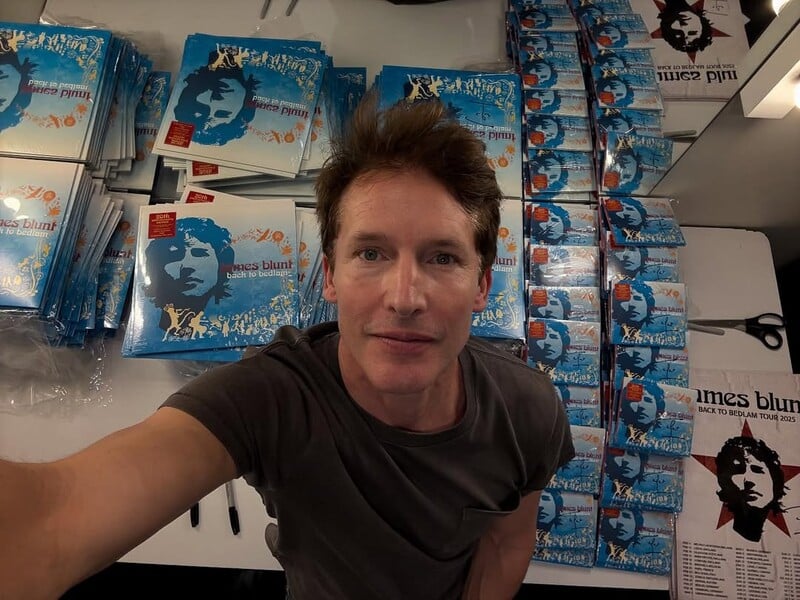 "Ця шапка личить вам набагато більше, ніж попередня". Співак Блант знявся в шапці з тризубом