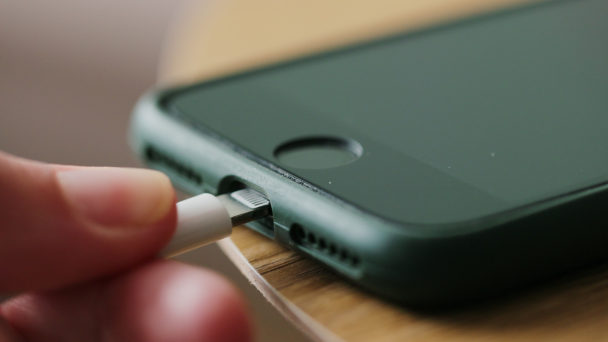 Смертельно небезпечно: де не можна заряджати смартфон