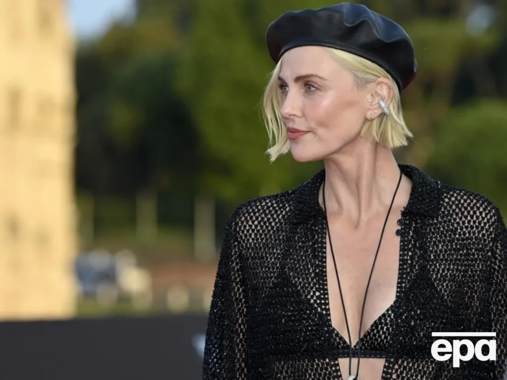 Терон вийшла на публіку, "забувши" про білизну та сорочку. Фото в розстебнутому піджаку