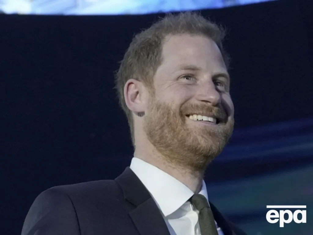 Азовці подарували принцу Гаррі та його дружині Меган парні прикраси з особливим сенсом. Фото