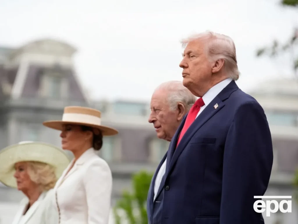 "Ну яке ж Трамп хамло". Президент США залишив королеву Каміллу "з простягнутою рукою". Відео