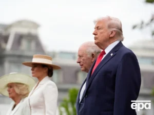 "Ну яке ж Трамп хамло". Президент США залишив королеву Каміллу "з простягнутою рукою". Відео