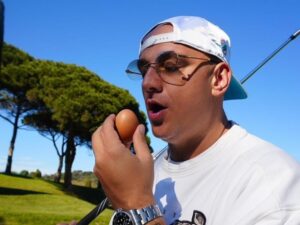 Потап показав, як з великоднім яйцем грає в гольф