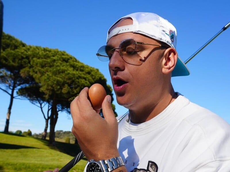Потап показав, як з великоднім яйцем грає в гольф
