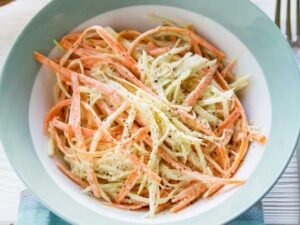 Що довше стоїть, то смачнішим виходить. Як удома приготувати салат "Коул Слоу" лише з двох овочів
