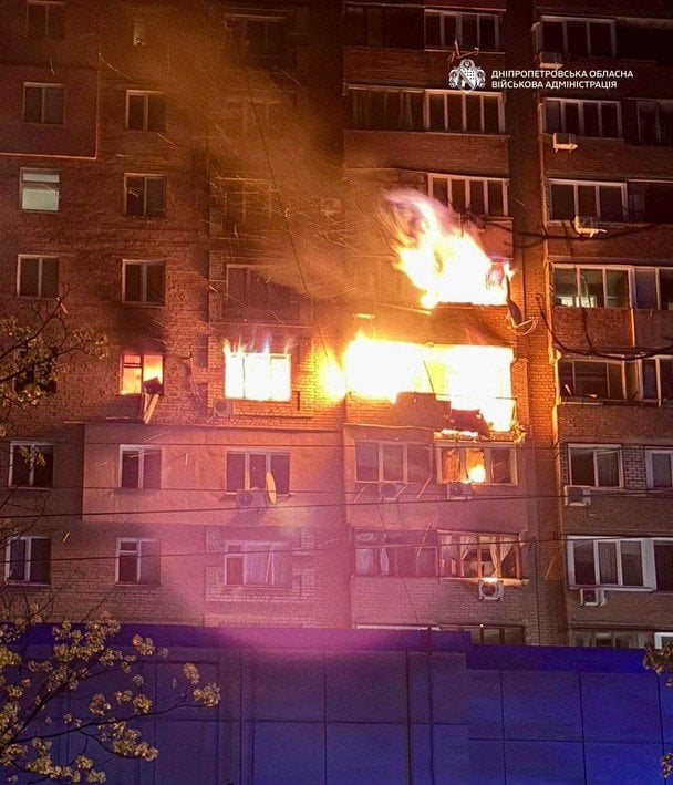 Ворожий дрон влучив у багатоповерхівку в Дніпрі (фото)