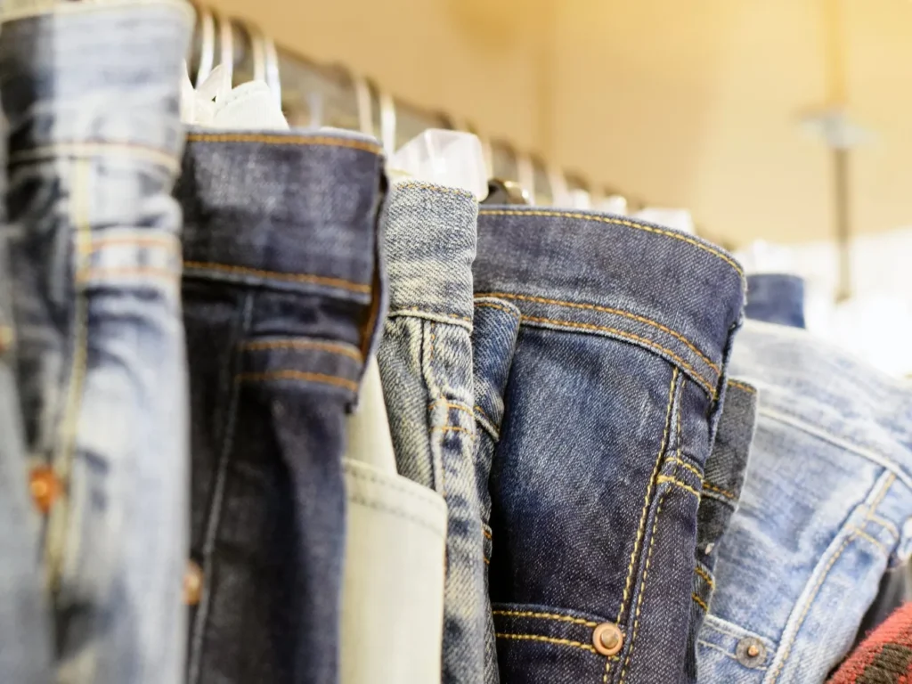 Як носити білі джинси й мати вигляд на мільйон. Секрети деніму, який не вибачає помилок