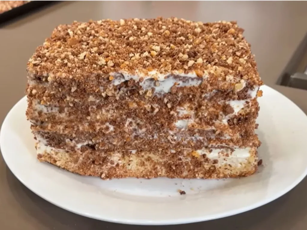 Візьміть чотири яйця і борошно – і сметанник за бабусиним рецептом готовий. Секрети торта від тещі Гордона