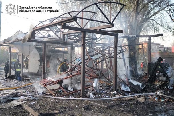 Смертельний світанок у Запоріжжі: ворожий дрон знищив зупинку та вбив продавчиню (відео)