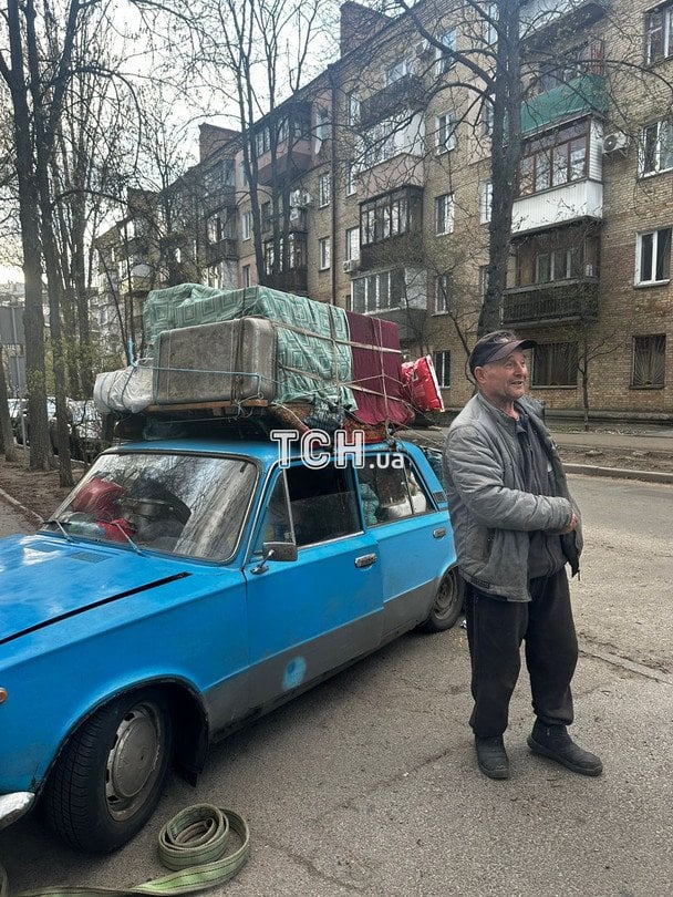 «Тягнули по Києву як барона»: історія пенсіонера з Донбасу, який вивіз із пекла війни 18 курей та собаку «Тягнули по Києву як барона»: історія пенсіонера з Донбасу, який вивіз із пекла війни 18 курей та собаку