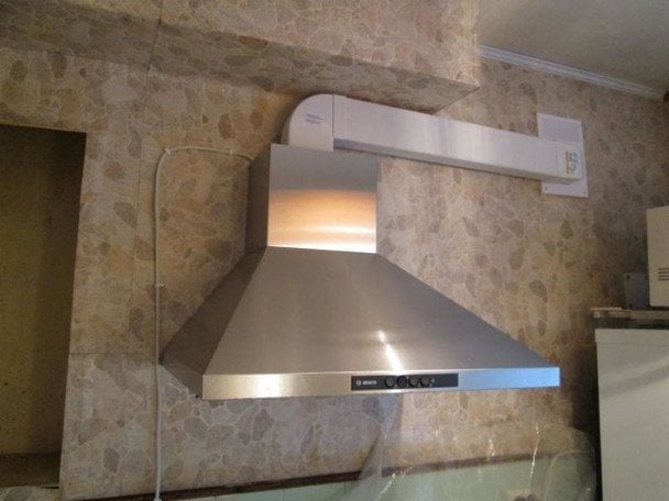 Лайфгак як почистити витяжку над плитою без спеціальних засобів