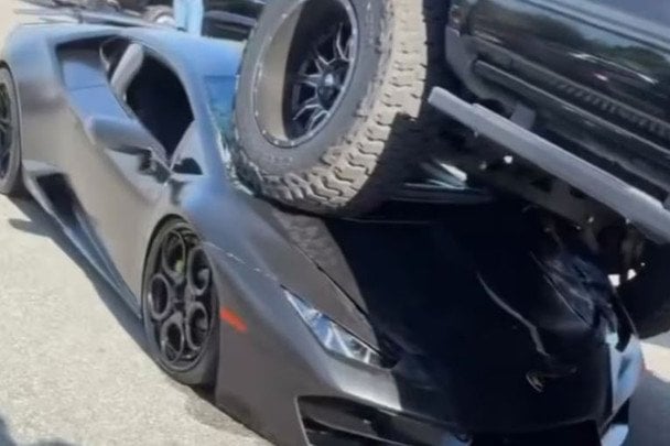 Не помітила: водійка пікапа переїхала Lamborghini за 335 000 доларів — відео