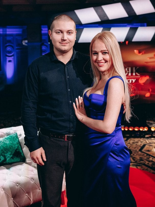 Зірка "Холостяка-13" Бєлєнь після пологів поскаржилася на самопочуття і показала чоловіка з донькою