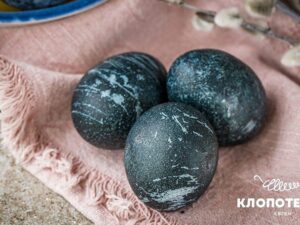 Від світло-синього до кольору нічного неба. Як пофарбувати яйця легко й без хімії