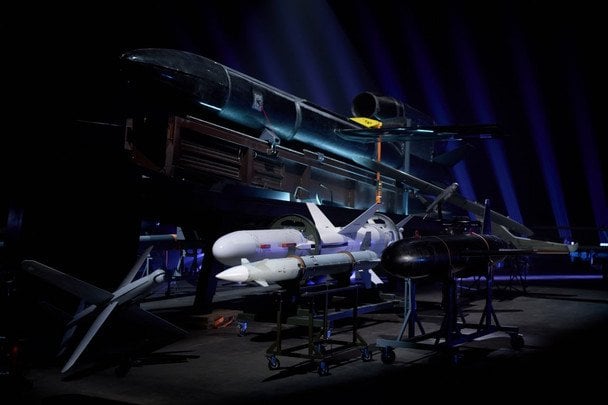 Ракети, що б'ють на тисячі кілометрів: в ОП показали українську топзброю нового покоління