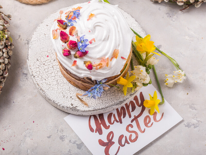 "Не липне та не кришиться". Рецепт молочної глазурі для паски, яка дуже гарно застигає