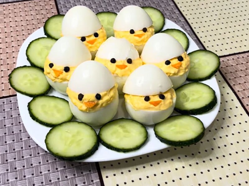 Лише кілька хвилин – і веселі яйця вже на столі. Великодня закуска, яка точно здивує ваших гостей Лише кілька хвилин – і веселі яйця вже на столі. Великодня закуска, яка точно здивує ваших гостей