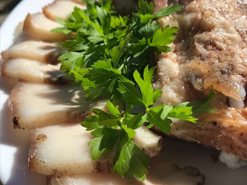 "Ніхто не здогадається, як це зроблено. Подумають, що копченість". Рецепт сала, вареного в соєвому соусі