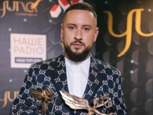 Чому Monatik не носить обручку. Співак розкрив головний секрет подружнього життя