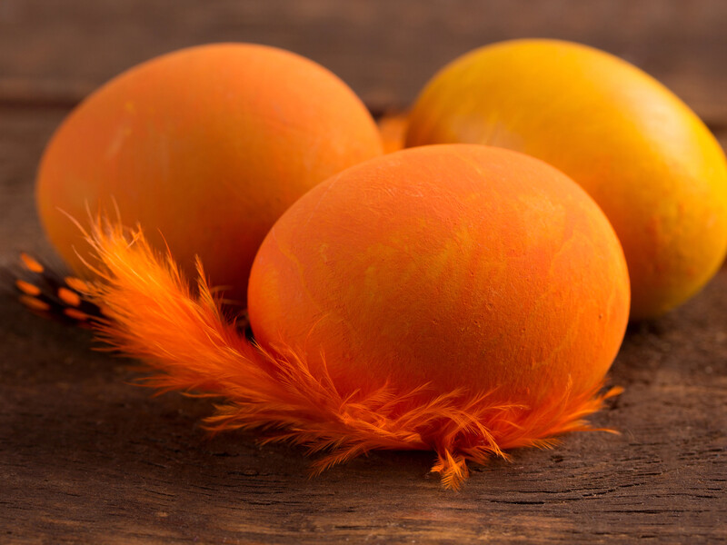 Замочіть яйця в цьому відварі без хімії. Як отримати яскраві помаранчеві крашанки