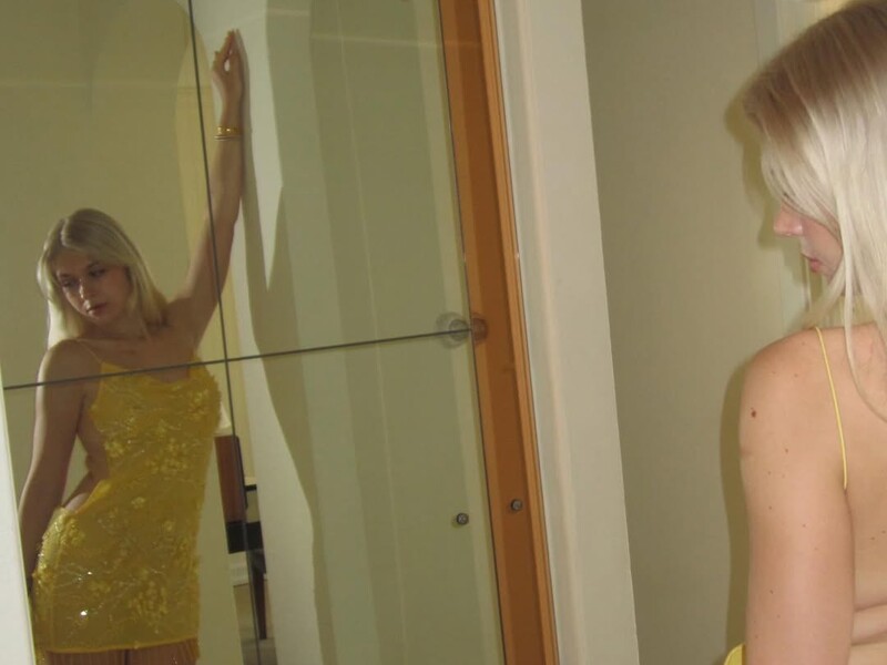 "Я гарна дівчинка, офіцере". Донька Брежнєвої засвітилася у відвертому образі без бюстгальтера