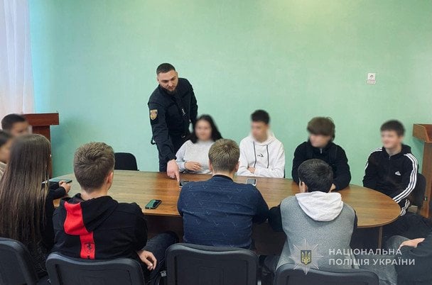«Як пахнуть вчителі»: невдалий жарт у соцмережах обернувся для школярів з Одещини візитом поліції