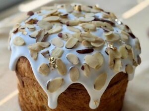 Просто збийте це міксером. Класичний рецепт глазурі для паски, яка не обсипається