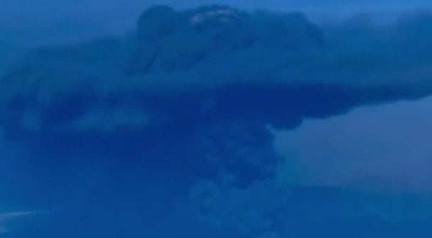 Чорна хмара над Туапсе росте на очах: масштабну пожежу після атаки дронів зняли з неба (відео)