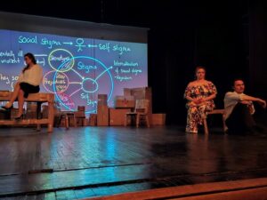 "Пронизлива історія". Чому варто побачити спектакль "Інші" про "кохання крутого хлопця й повної дівчини"