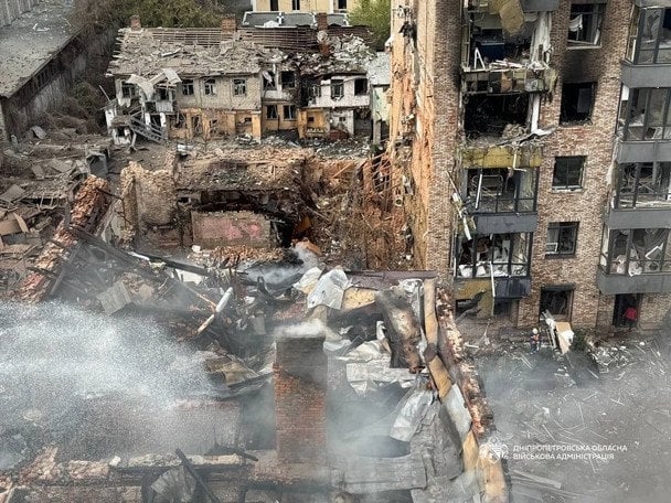 Удар РФ по житлових кварталах Дніпра: кількість загиблих далі зростає