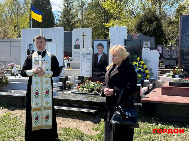 На Байковому кладовищі відбулася церемонія відкриття пам'ятника народному артисту Віталієві Білоножку. Фото